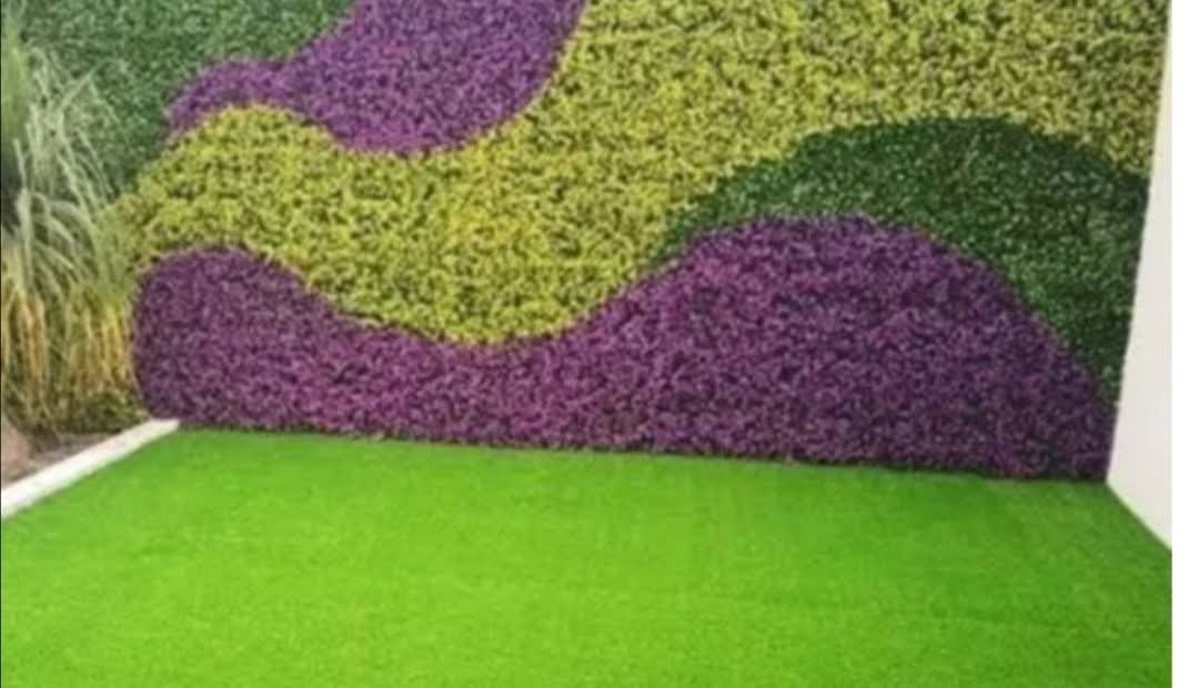 Muro con diseño orgánico en follaje verde y morado