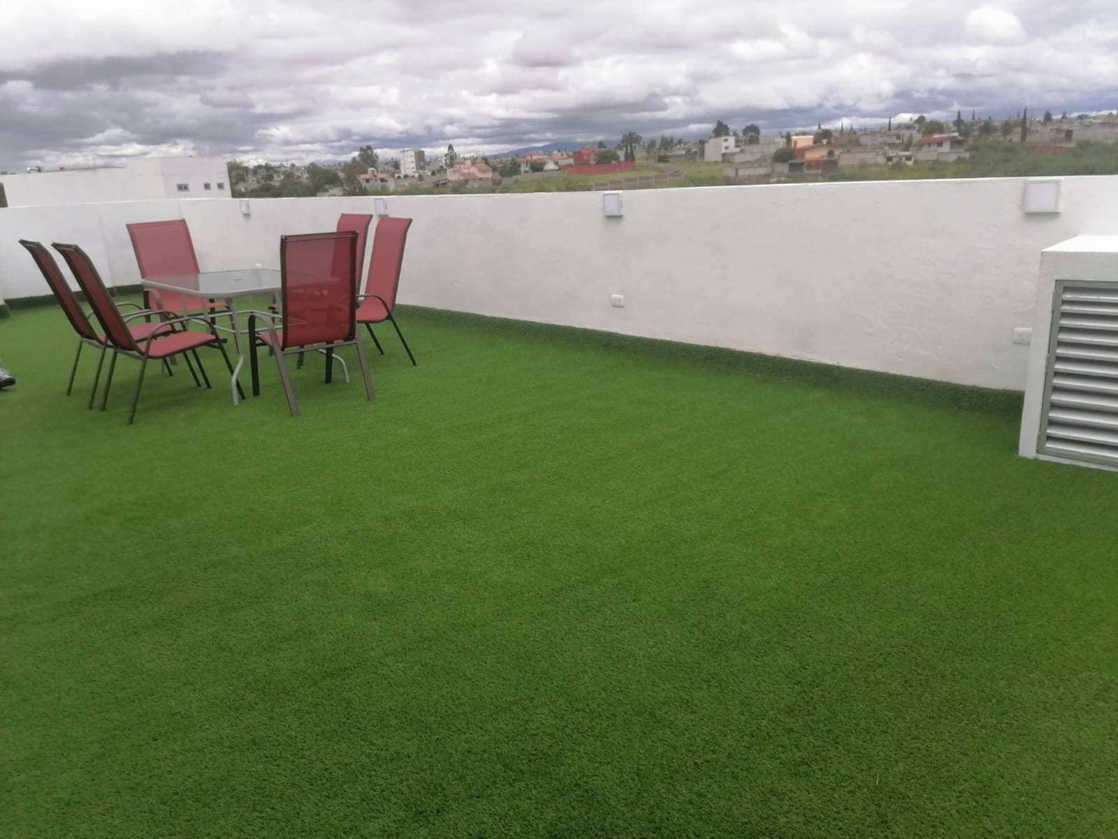 Terraza amplia cubierta con pasto